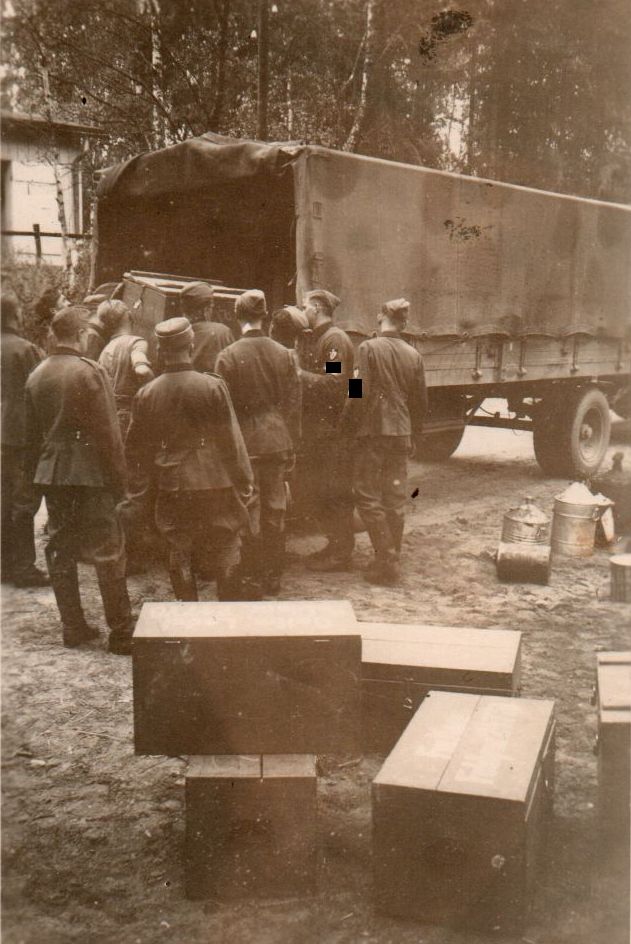 2-13_Tilsit1941_-_Lkw_belanden.jpg