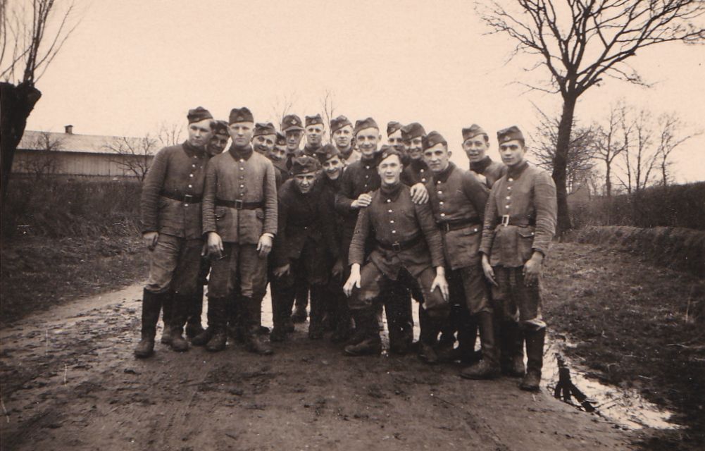 7-74_Meggerkoog__Meggerdorf__Gruppenbild_auf_Feldweg.jpg