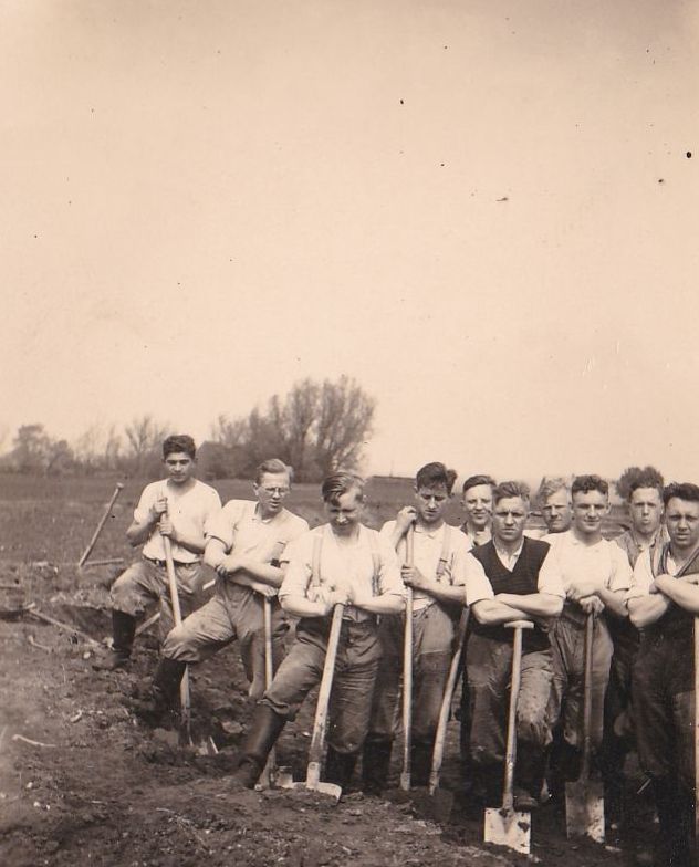 7-74_Meggerkoog__Meggerdorf__Gruppenbild_mit_Spaten.jpg