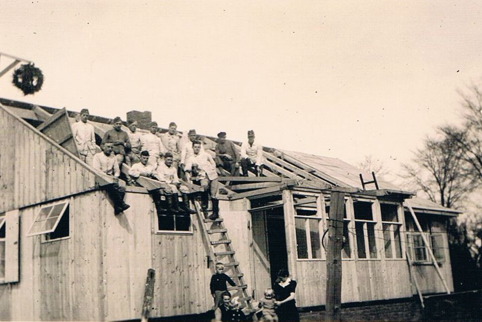 RAD_4-74_Hennstedt_April_1939_Gebaude_Richtfest.jpg