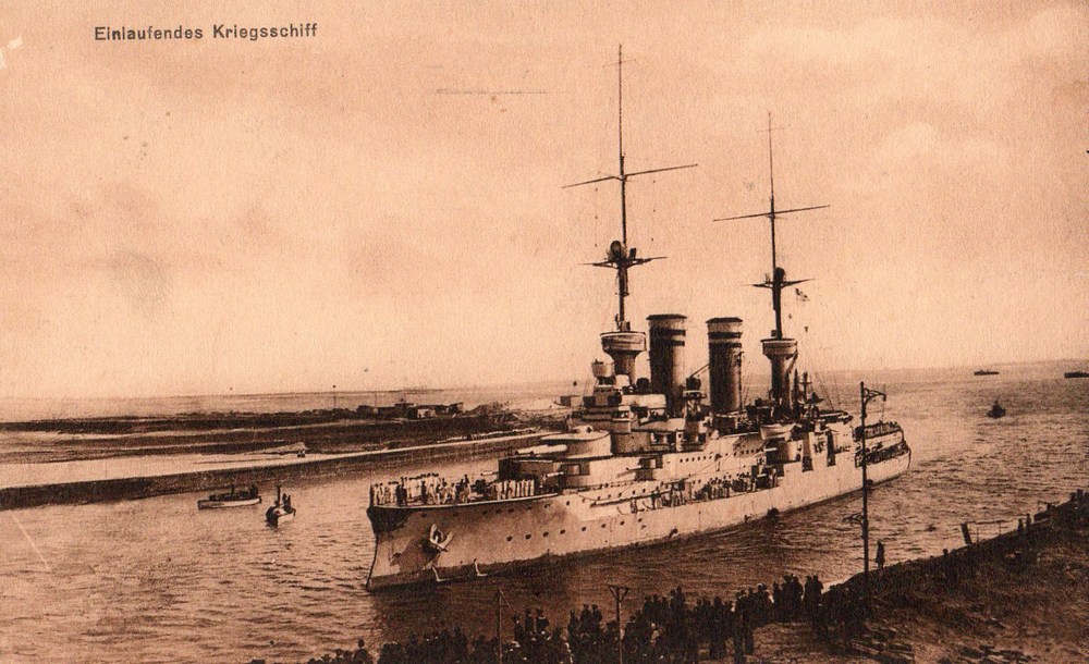 WHV-einlaufendes_Kriegsschiff_1916.jpg