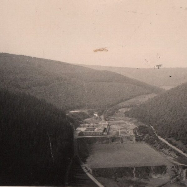 unbekanntes Lager mit Fußballfeld