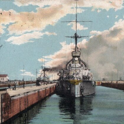 Hafeneinfahrt mit einfahrenden Linienschiffen 1913