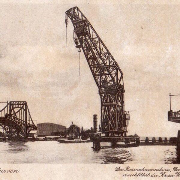 Der Riesenschwimmkran-Der lange Heinrich-durchfährt die Kaiser Wilhelm-Brücke