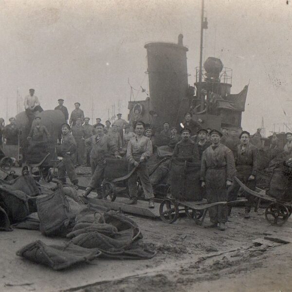 Torpedoboot wird mit Kohle beladen 1911