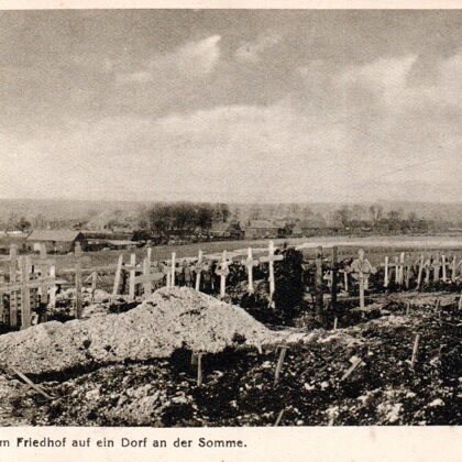 Blick vom Friedhof auf ein Dorf an der Somme