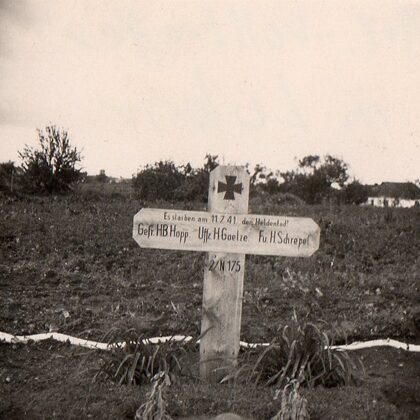Grab Hopp-Goetze-Schrepel- Heldenfriedhof Belgorod.jpg