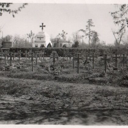 Heldfriedhof mit Gedenkstein Getreu bis in den Tod