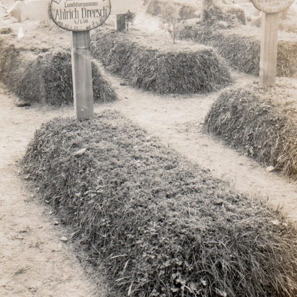 Unbekannter Friedhof mit Heldengräbern