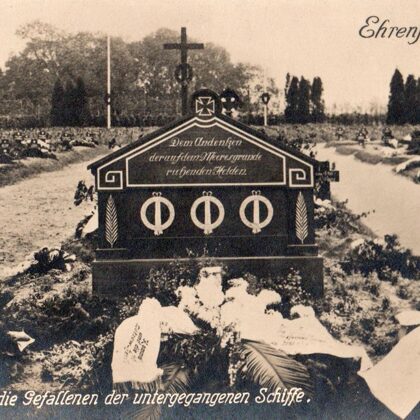 Ehrenfriedhof Denkmal dem Andenken der auf den Meeresgrund ruhenden Helden