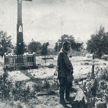 Soldat vor Grab Friedhof unbekannt 1916