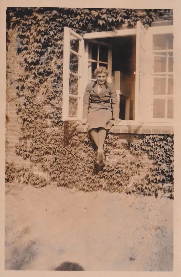Ehefrau v. Oltn. Martin Schmid, Pilot KG 77 inRAD Uniform, Mai 1940