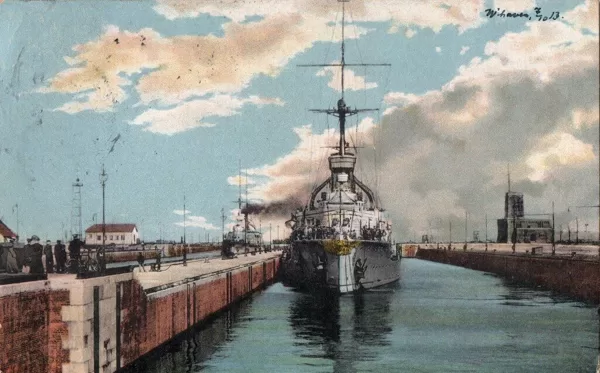 Hafeneinfahrt mit einfahrenden Linienschiffen 1913