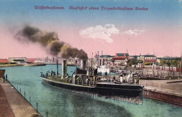 Ausfahrt eines Torpedodivisions Bootes