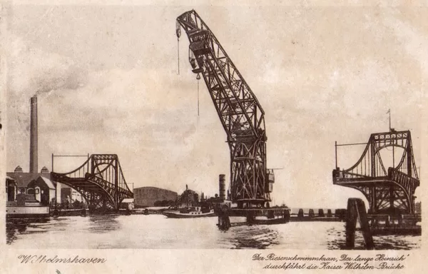 Der Riesenschwimmkran-Der lange Heinrich-durchfährt die Kaiser Wilhelm-Brücke