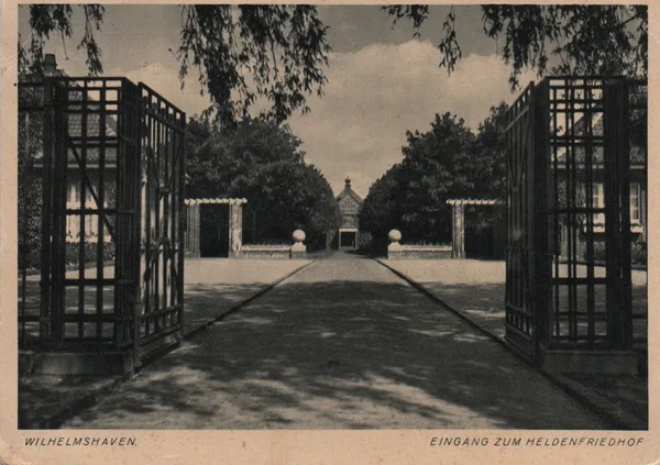 Eingang zum Heldenfriedhof 1939
