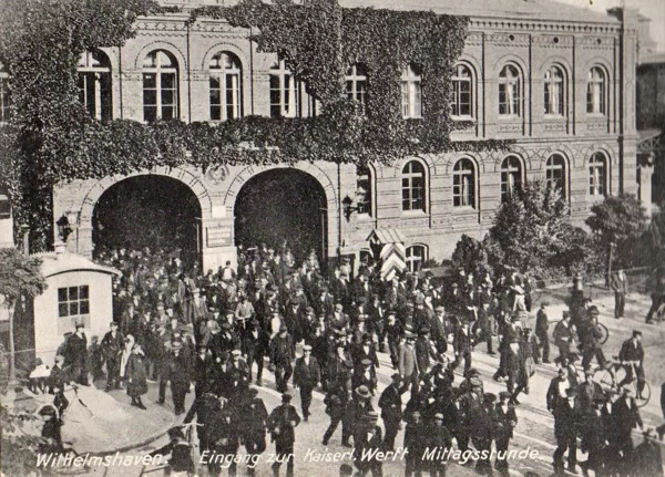 Eingang zur kaiserlichen Werft-Mittagsstunde1916