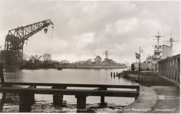 Hafenansicht, Blick zum Panzerschiff Deutschland 1940