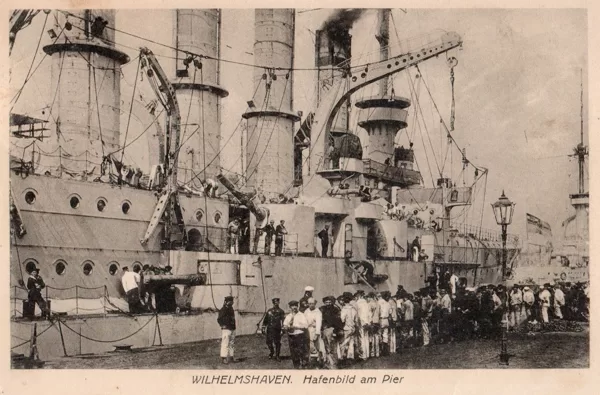 Hafenbild am Pier Panzerkreuzer Yorck