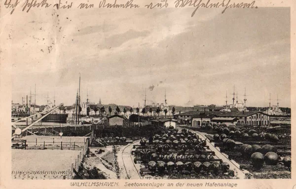 Seetonnenlager an der neuen Hafenanlage