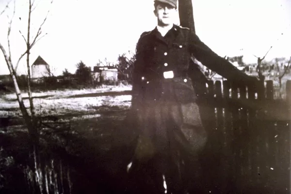 Soldat mit Bunker im Hintergrund