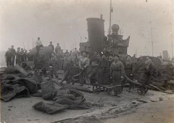 Torpedoboot wird mit Kohle beladen 1911