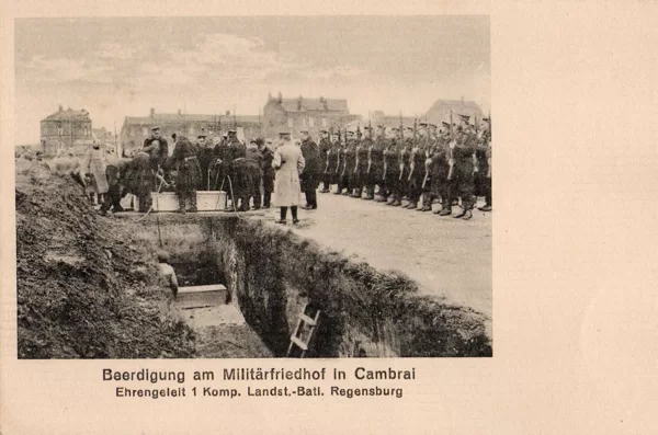 Beerdigung am Militärfriedhof in Cambrai-Ehrengeleit 1 Komp. Landst.-Batl. Regensburg