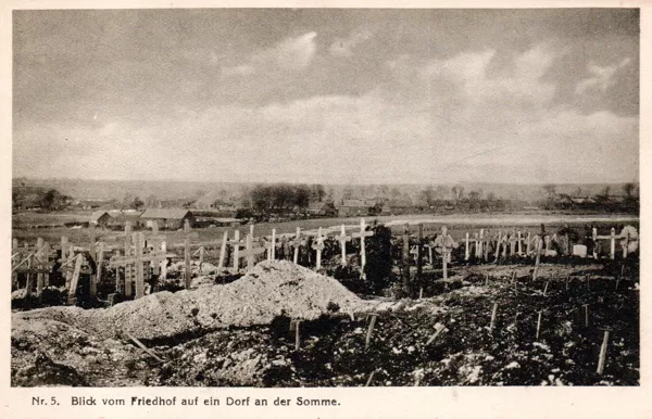 Blick vom Friedhof auf ein Dorf an der Somme
