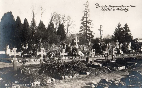 Deutsche Kriegergräber auf dem Friedhof in Montmedy 1915