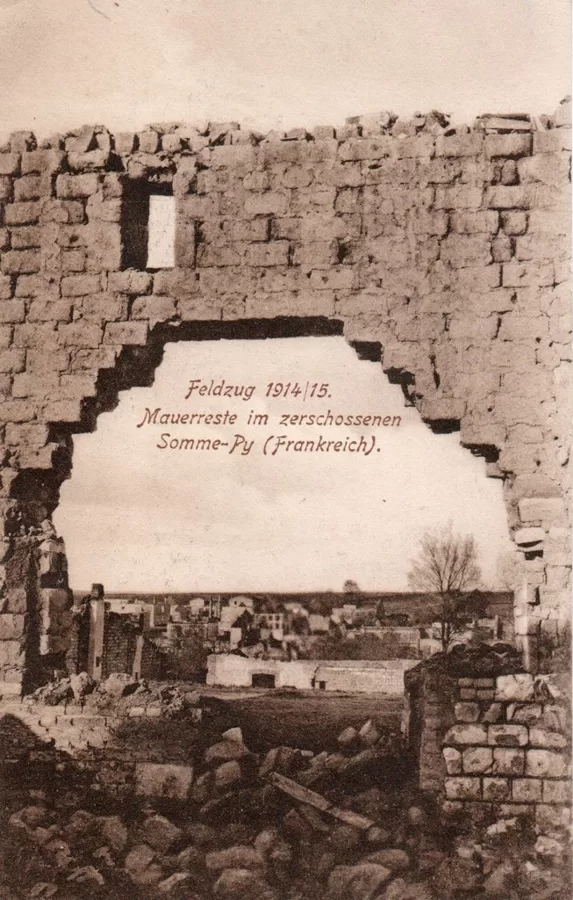 Feldzug 1914-1915 Mauerreste im zerschossenen Somme-Py (Frankreich) 1915