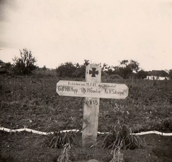 Grab Hopp-Goetze-Schrepel- Heldenfriedhof Belgorod.jpg