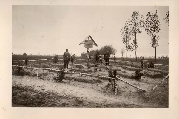 Soldaten besuchen Heldengräber