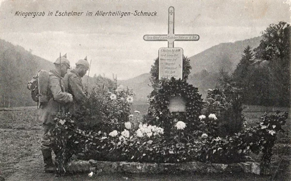 Kriegergrab in Eschelmer im Allerheiligen-Schmuck