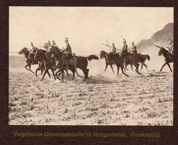 Vorgehende Ulanenpatrouille im Morgennebel in Frankreich