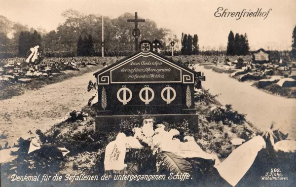 Ehrenfriedhof Denkmal dem Andenken der auf den Meeresgrund ruhenden Helden