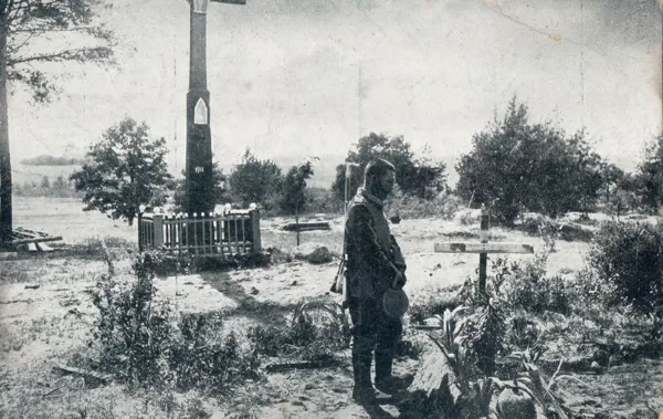 Soldat vor Grab Friedhof unbekannt 1916