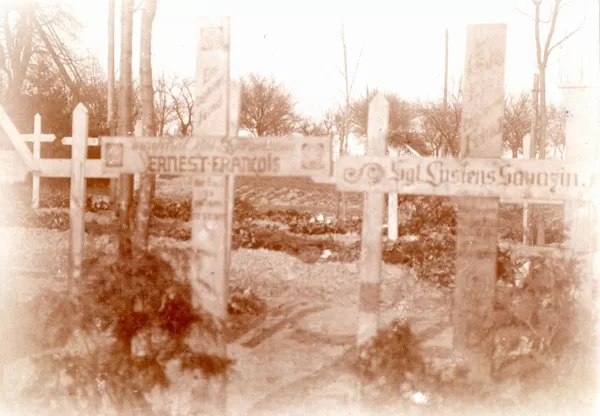 Französische Heldengräber auf unbekanntem Friedhof