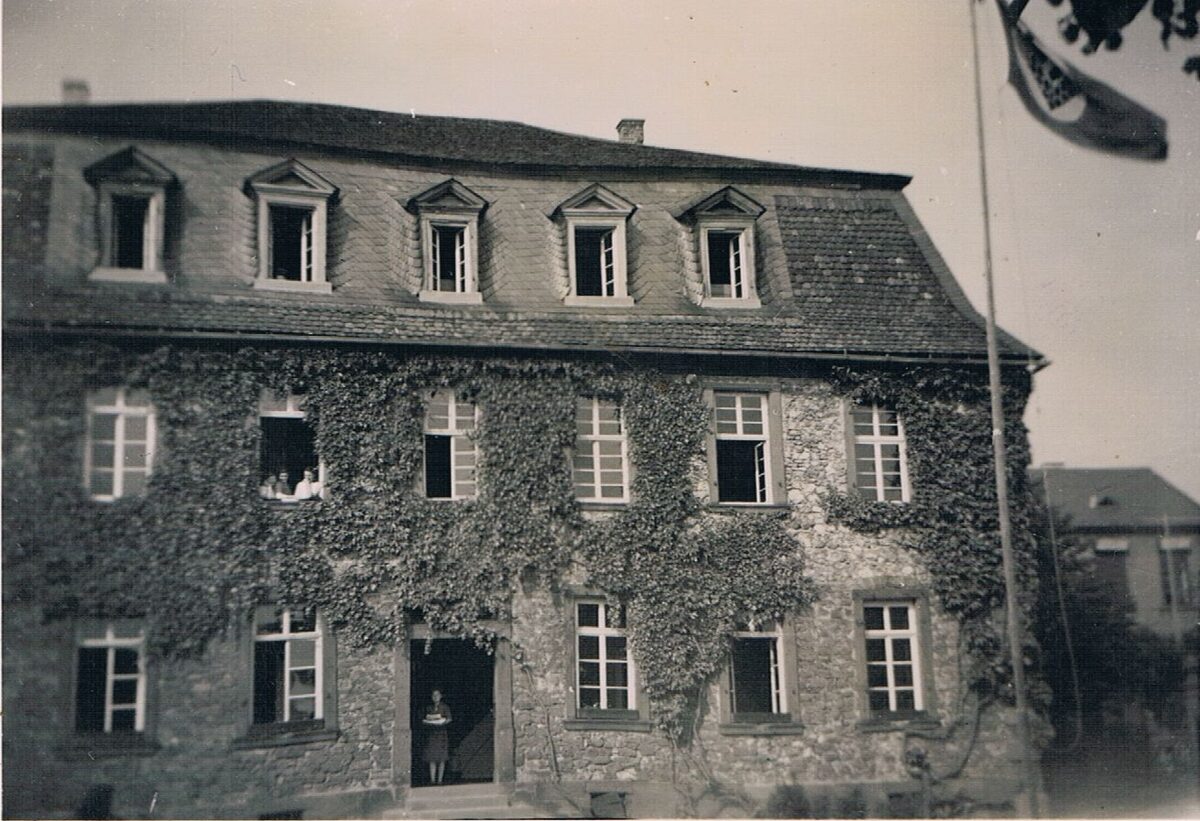1-114_Schloss_Massenheim_1943.jpg