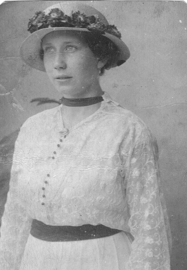 Grosmutter_1916.jpg