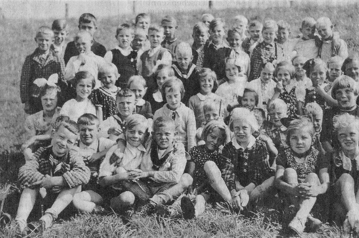 Schuler_der_Volksschule_Siebethsburg_1936_-_40.jpg