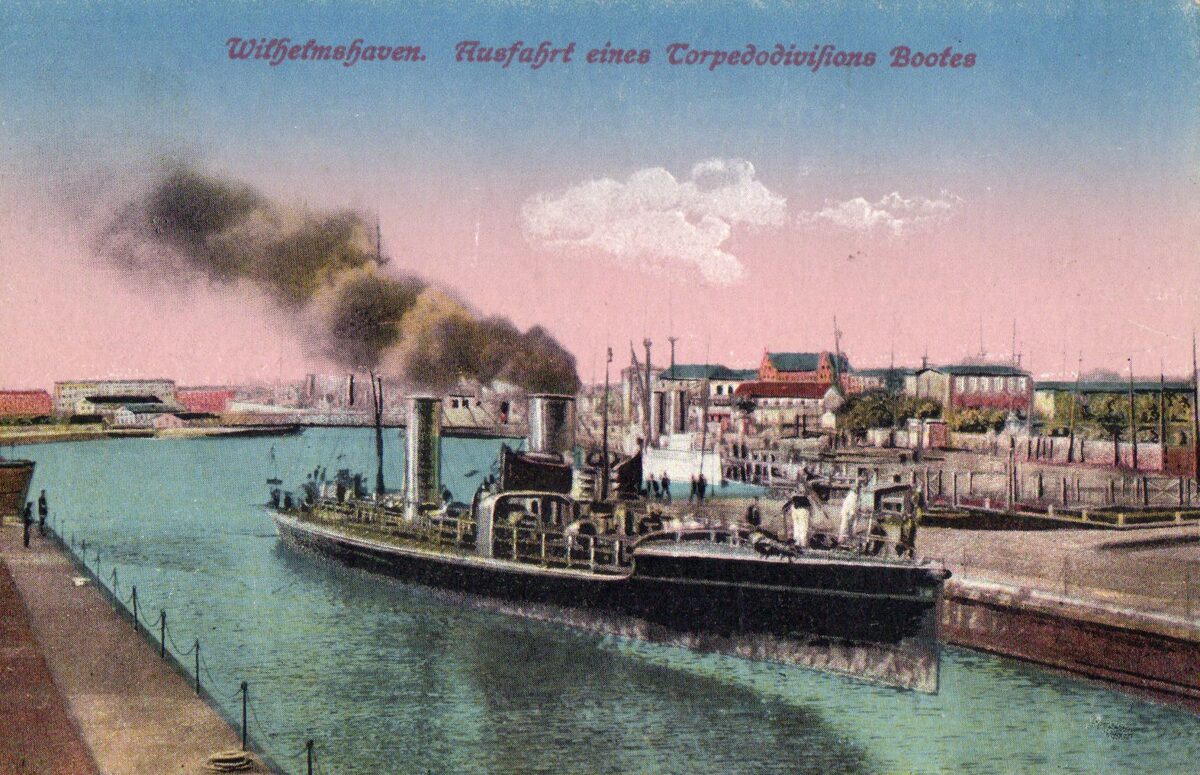 WHV-Ausfahrt_eines_Torpedodivisions_Bootes.jpg