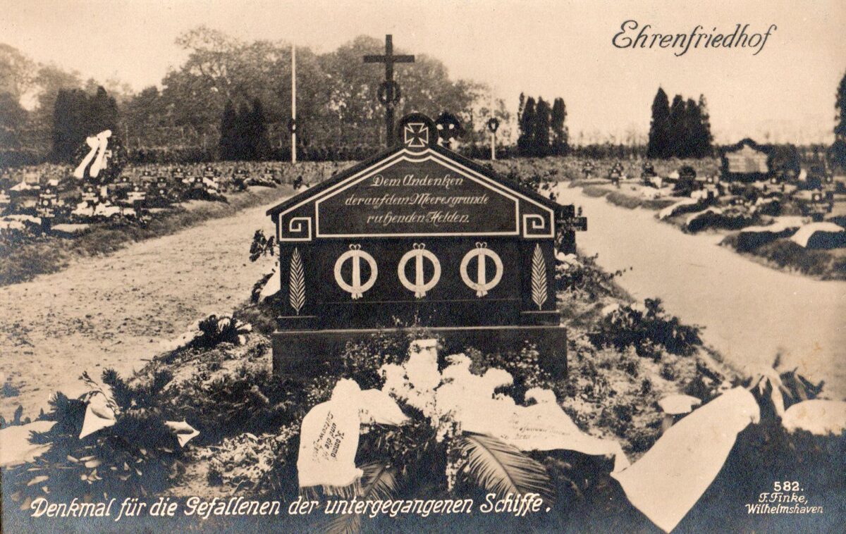 WHV-Ehrenfriedhof_Denkmal_dem_Andenken_der_auf_den_Meeresgrund_ruhenden_Helden.jpg