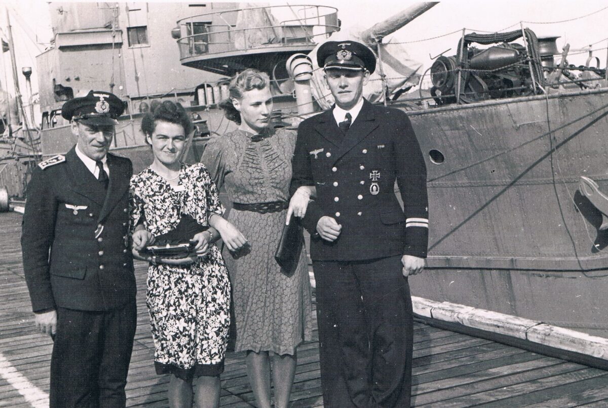 WHV-Minensucher_Olt_Hoff_u__Braut_u__Lt__Wiert_und_Frau_1942.jpg