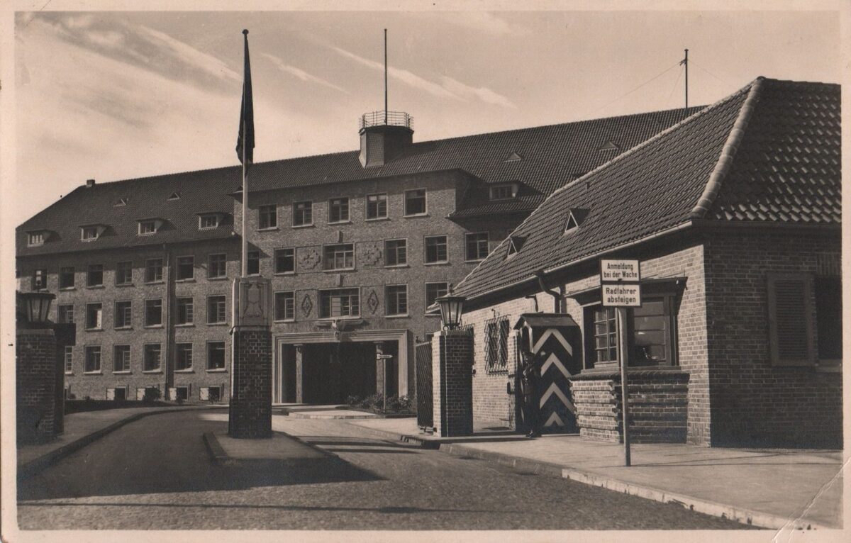WHV-Schnellboot-Division__Kaserneneingang_Wilhelmshaven.jpg